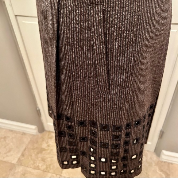 BCBGMAXAZRIA Wool blend skirt with embroidered square cutouts at hem box pleats - Picture 5 of 11